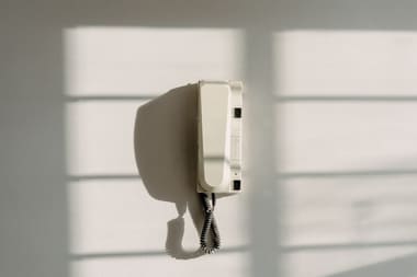 Combiné d'interphone mural dans l'entrée d'un appartement